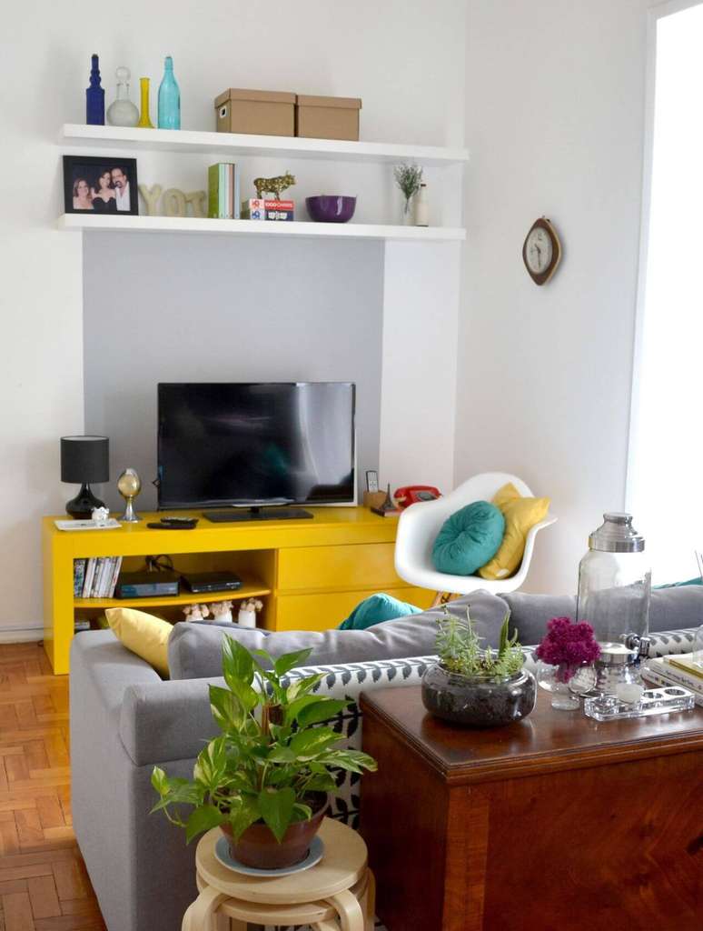 50.O rack para sala com cores marcantes é uma tendência na decoração. Camila Muniz