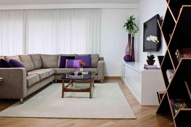 2. Sala de estar com rack branco é moderno e clean. Projeto por Karen Pisacane