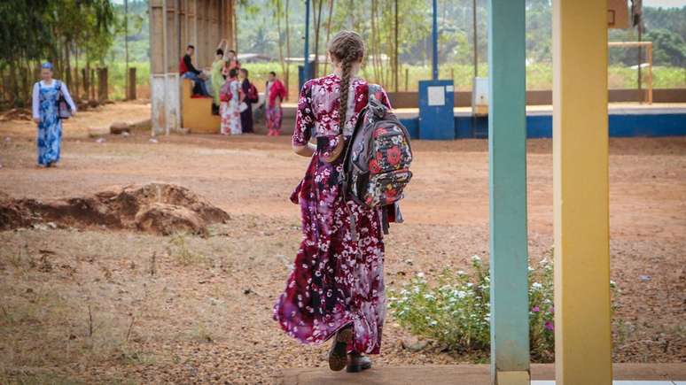 Em meio ao sol escaldante, mulheres da col&ocirc;nia russa usam longos vestidos e afirmam n&atilde;o se incomodar com calor