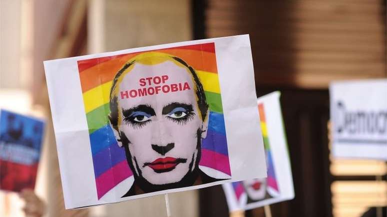 Lei contra 'propaganda gay' é uma forma de homofobia instiutucionalizada, dizem ativistas