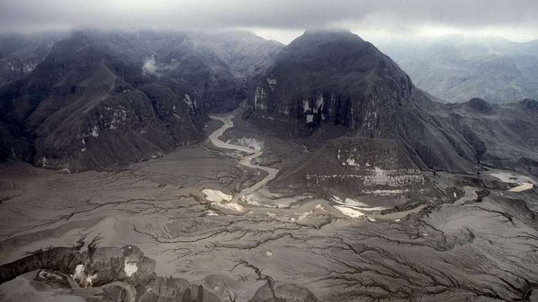 Resultado da erup&ccedil;&atilde;o do Monte Pinatubo, nas Filipinas, em 1991: Campos soterrados por metros de cinzas