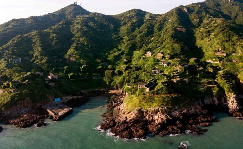 De porto pesqueiro a vilarejo abandonado, Houtouwan está sendo retomada pela vegetação