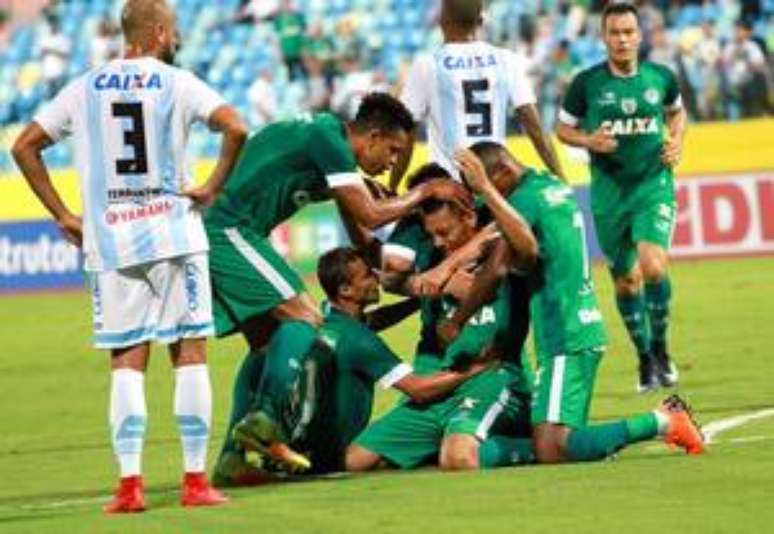 Jogadores do Goiás comemoram gol na vitória sobre o Paysandu