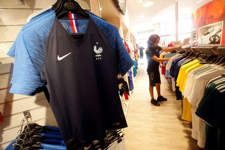Camisas da seleção francesa são vistas em loja em Marselha, na França 08/06/2018  REUTERS/Jean-Paul Pelissier