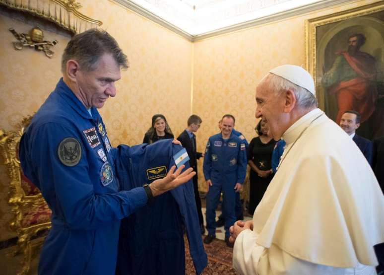 O astronauta italiano Paolo Nespoli presenteia o papa Francisco com um macac&atilde;o de astronauta
08/06/2018
Vatican Media/Handout via REUTERS