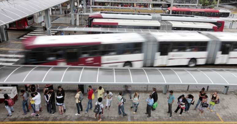 Passageiros fazem fila em terminal de &ocirc;nibus em S&atilde;o Paulo