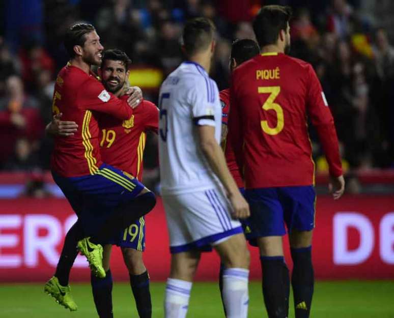 Sergio Ramos comemora com Diego Costa um gol da Espanha (Foto: Miguel Riopa / AFP)