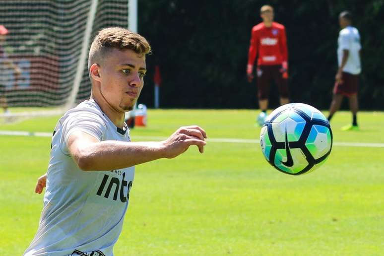 Lucas Fernandes tem 12 jogos na temporada, com duas assistências e nem um gol sequer (Foto: Marcello Fim/Raw Image)