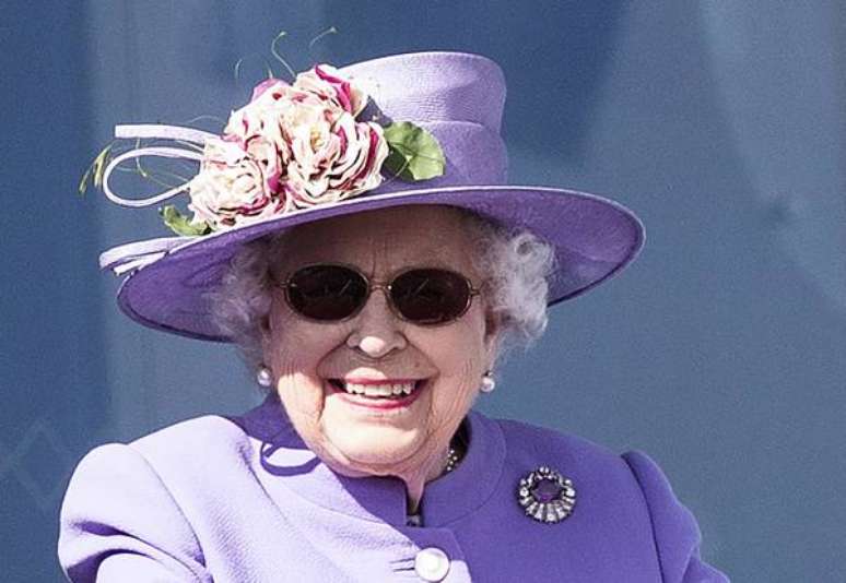 Rainha Elizabeth II passou por cirurgia de catarata no mês passado