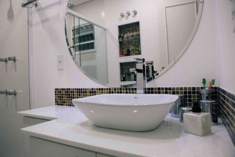 77. Banheiro clean com espelho redondo. Projeto de Danielle David