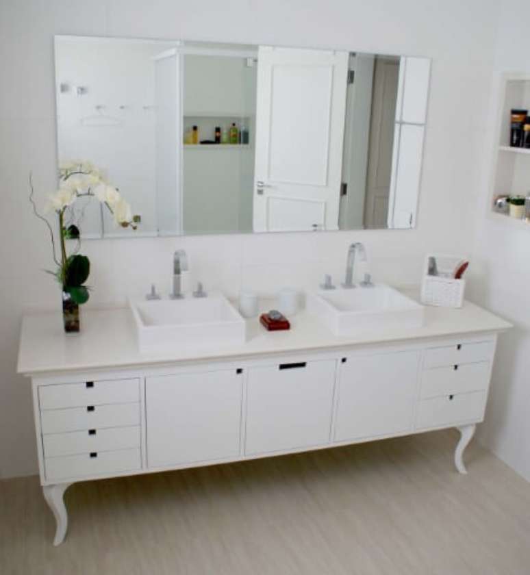 56. Banheiro com bancada clássica e espelho para banheiro horizontal. Projeto de Move Móvel