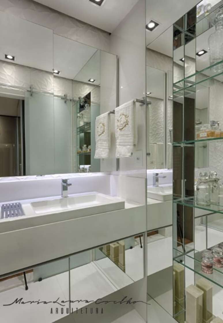71. O banheiro todo espelhado dá maior sensação de amplitude ao ambiente. Projeto de Maria Laura Coelho
