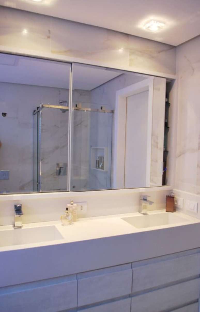 59. Banheiro de casal com espelho tipo espelheira dupla. Projeto de Ticiana Toniolo Tieppo