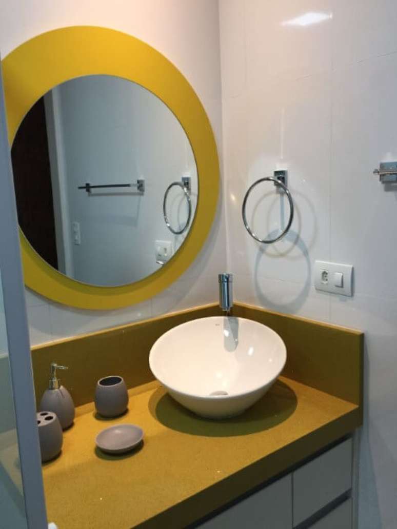79. Banheiro de suíte com espelho redondo em fundo amarelo. Projeto de Marcia Rubinatti