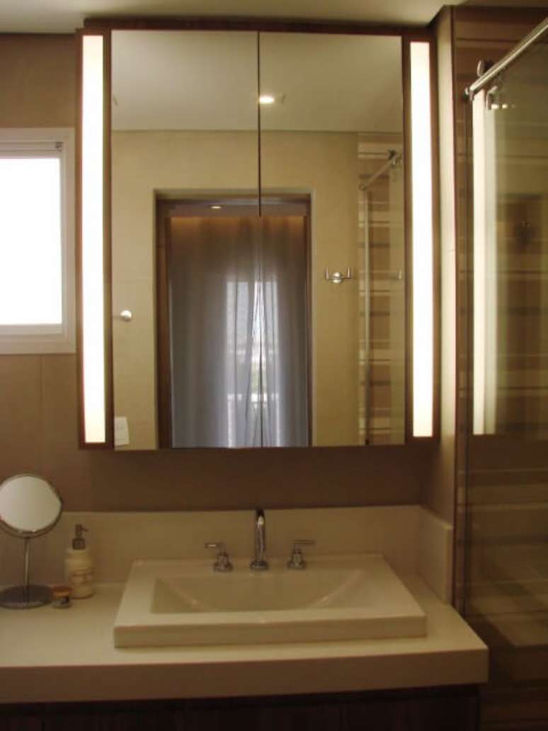 60. Banheiro em tons de marrom com espelheira iluminada. Projeto de Casa On