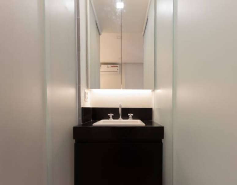 62. Banheiro simples com espelho com iluminação LED atrás. Projeto de Graziella Vadilletti