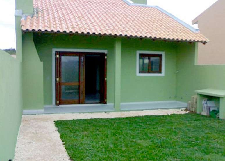 16- Casa simples com porta dupla de vidro.