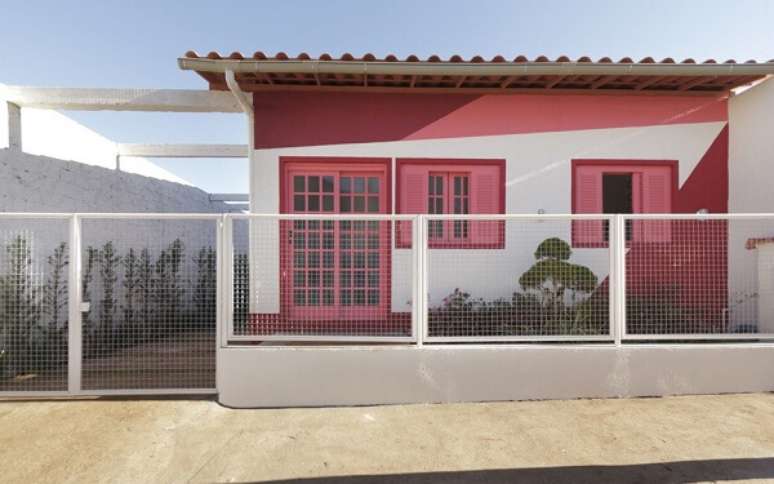 13 – Construção de casa simples com muro de alambrado.