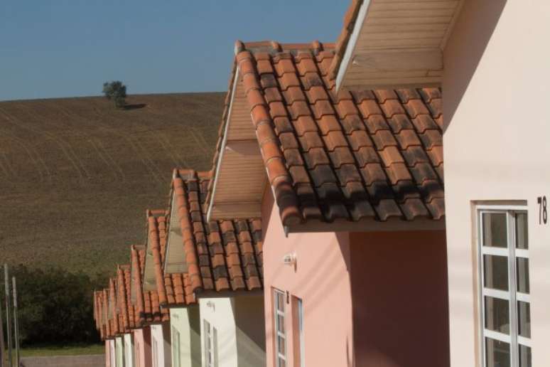 29 –Construção de casas populares com pinturas de cores diferentes.