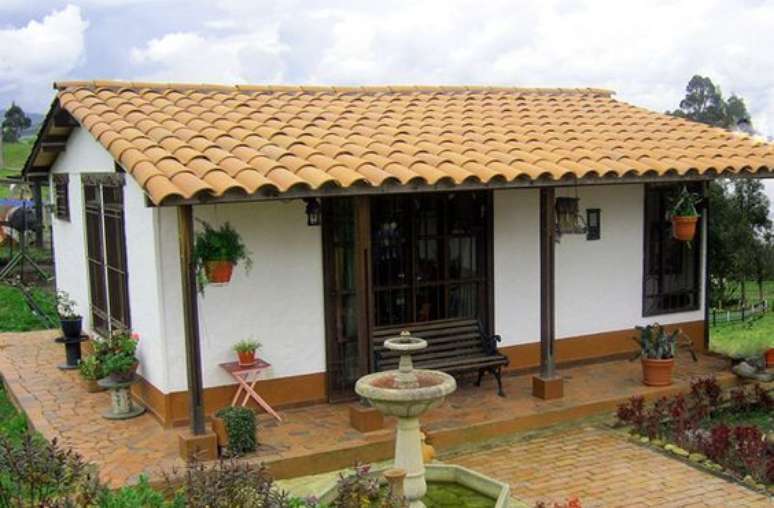 30- Casa com pintura em látex branco.