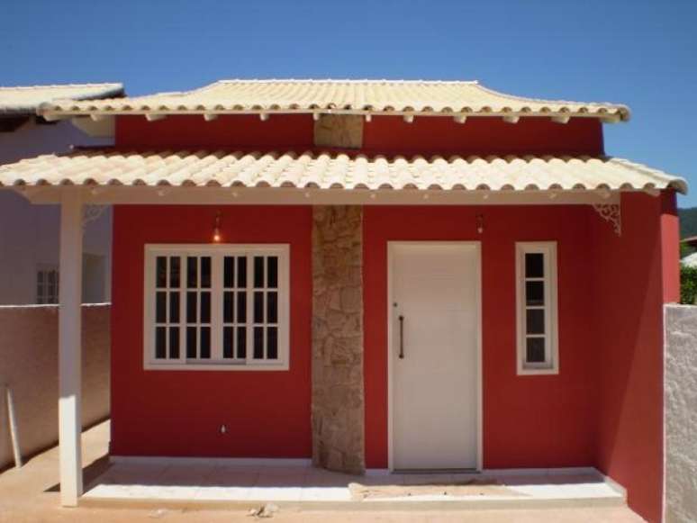 31- Modelo de  construção de casas simples com esquadrias em madeira pintadas na cor branca.