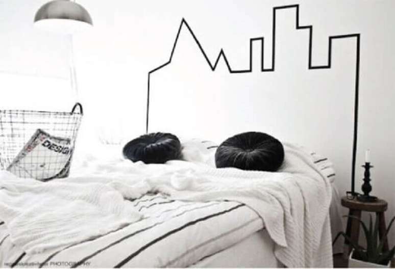13. Cabeceira feita com fita isolante para decora&ccedil;&atilde;o de parede de quarto