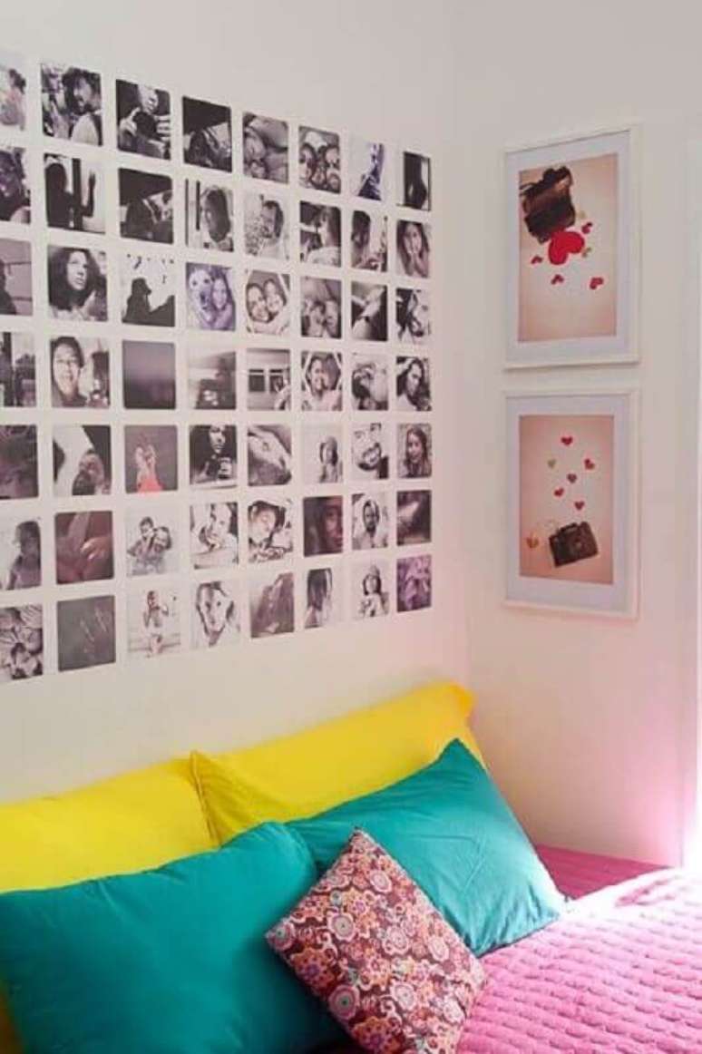 26. A decoração de parede de quarto com mural de fotos é tendência