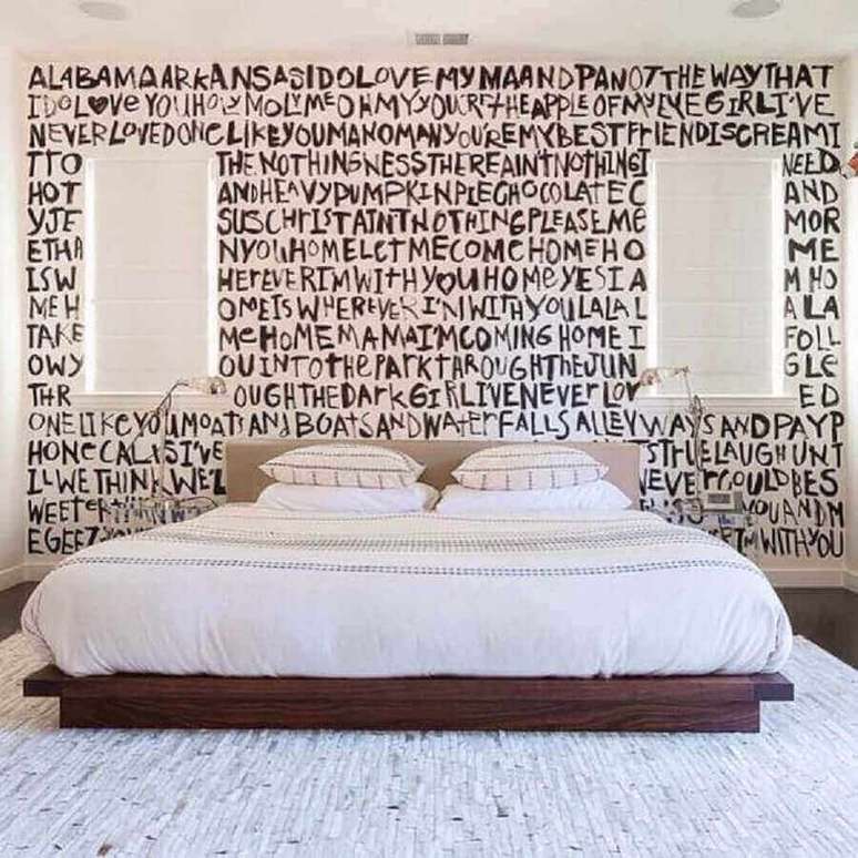 34. Decora&ccedil;&atilde;o de parede de quarto de casal com papel de parede