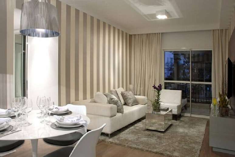 8. Decora&ccedil;&atilde;o de parede de sala com papel de parede listrado em tons neutros
