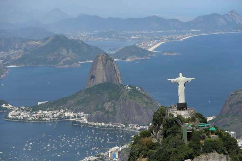 Vista aérea do Cristo Redentor e do Pão de Açúcar, no Rio de Janeiro