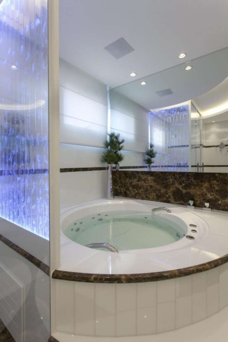 51. Ou ainda atr&aacute;s da banheira. Projeto de Iara Kilaris