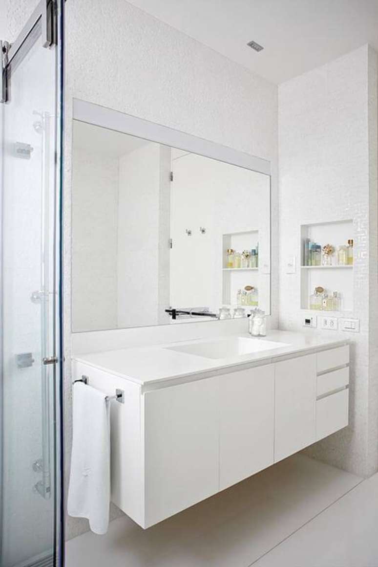 2. O espelho grande no banheiro claro fica com um toque minimalista. Projeto por Pascali Semerdjian