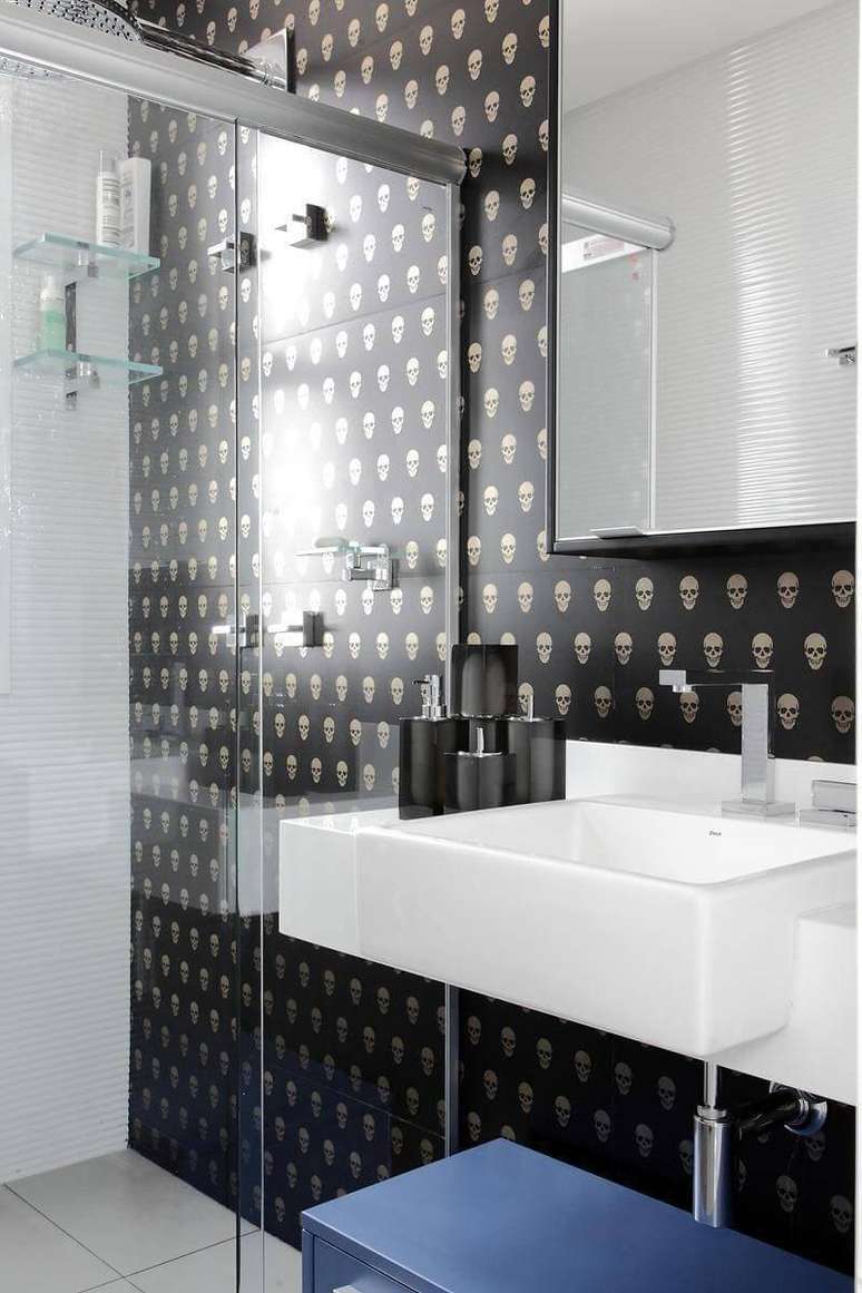 3. O modelo de espelho para banheiro com armário integrado, chamado de espelheira, otimiza os espaços. Projeto por Rodrigo Fonseca