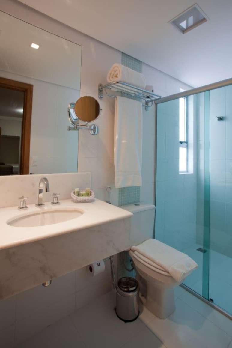 46. O espelho de aumento pode ser muito bem-vindo no banheiro tamb&eacute;m. Projeto de Magda Braga