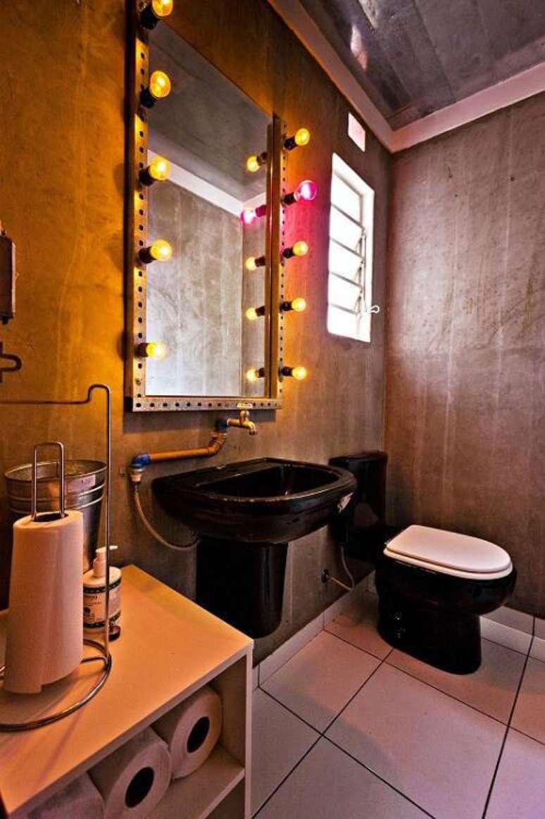 7. O espelho para banheiro com lâmpadas é moderno e diferente. Projeto por Enzo Sobocinski