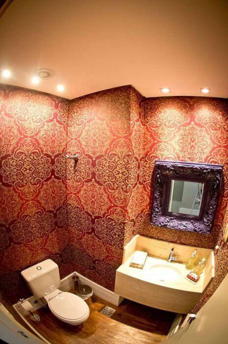 8. Espelho para banheiro com moldura grossa, dando mais personalidade ao banheiro. Projeto por Joana e Manoela