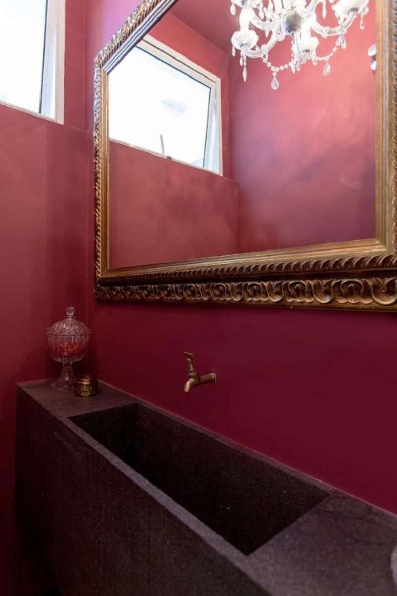 39. Espelho para banheiro com moldura em estilo clássico na cor dourada. Projeto de Tria Arquitetura