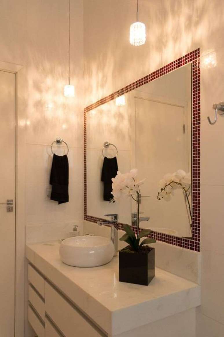 5. As pastilhas adesivas são ótimas alternativas de molduras para dar cor ao espelho para banheiro. Projeto por SA Engenharia e Arquitetura