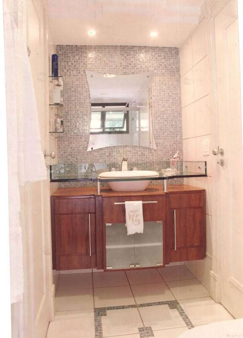 11. O espelho para banheiro com pontas evidentes &eacute; decorativo e funcional. Projeto por Elaine Fonseca