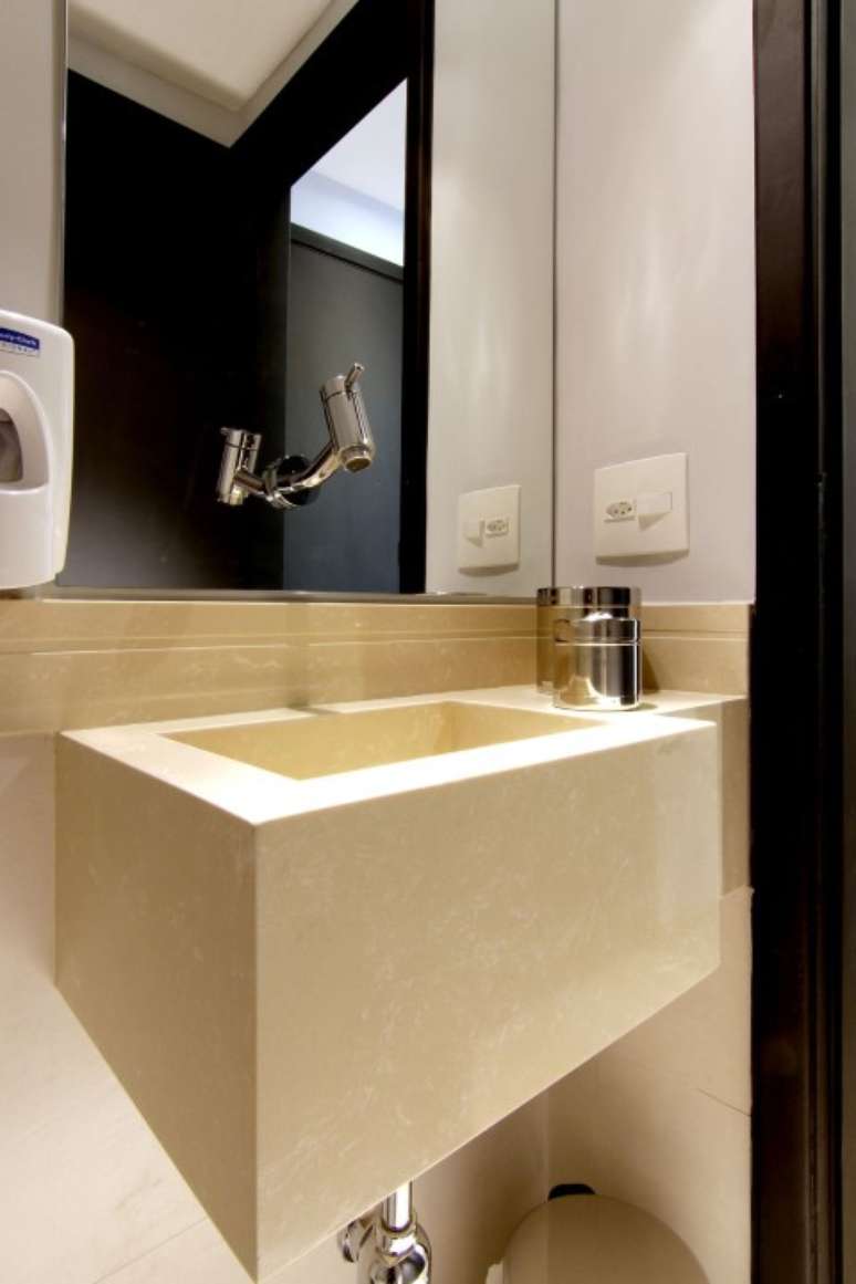 48. Neste exemplo, a torneira foi instalada sobre o espelho para banheiro. Projeto de Zark Studio Lab