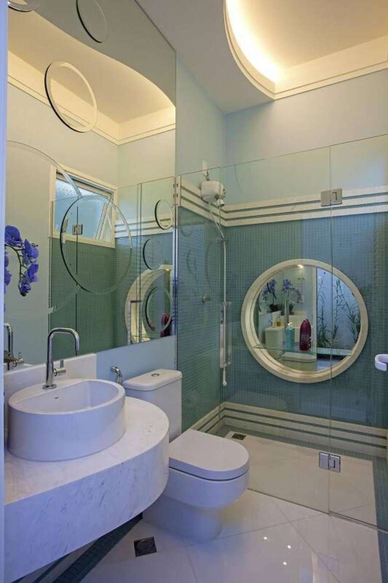 13. O espelho decorativo dentro do box também incrementa o banheiro. Projeto por Aquiles Nicolas Kilaris