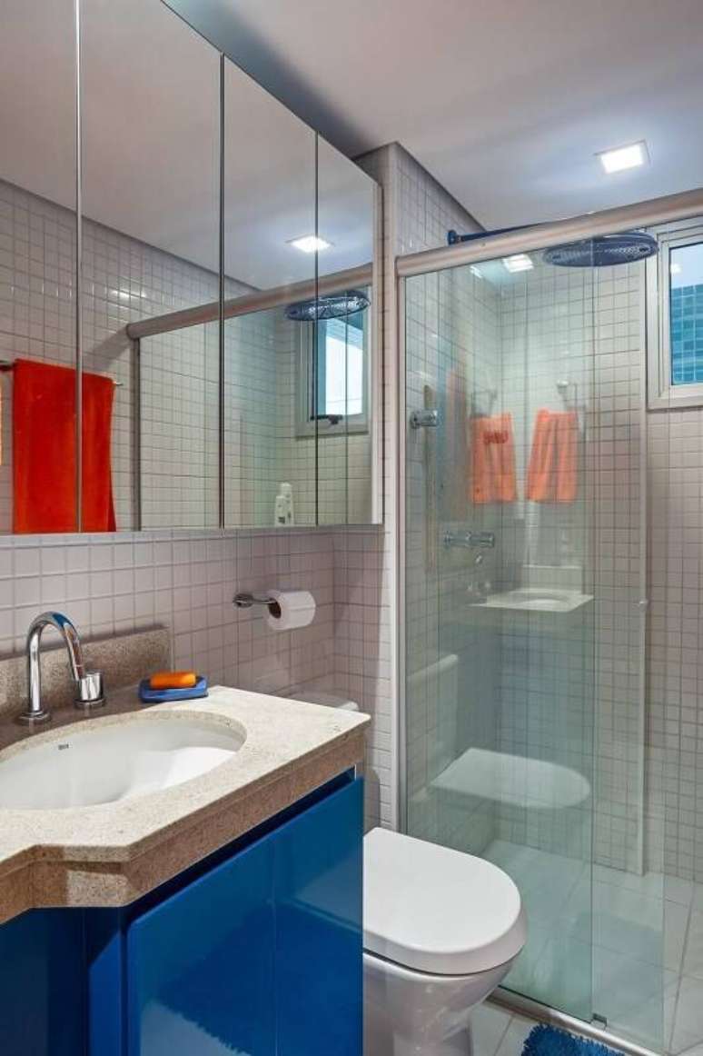 17. O espelho com armário ou espelheira otimiza o espaço do banheiro. Projeto por Karla Amaral Madrilis