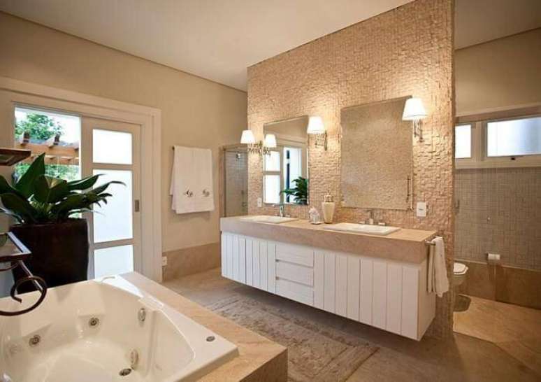 18. O espelho para banheiro duplo acompanha o mesmo estilo da cuba de casal e permite uma iluminação diferente. Projeto por Mauricio Karam