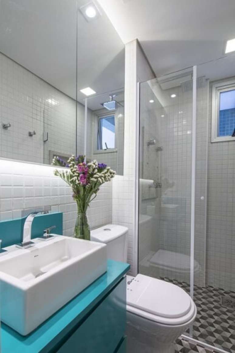 55. Espelho para banheiro em toda a parede com iluminação embutida. Projeto de Clarice Semerene