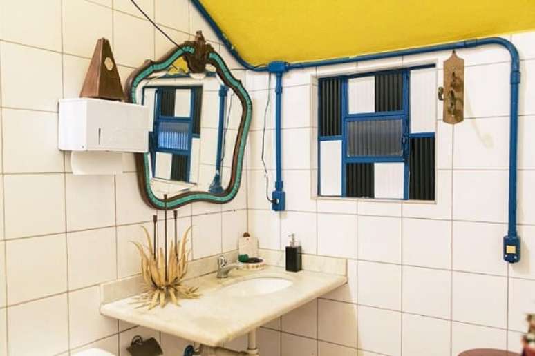 44. Espelho para banheiro emoldurado em banheiro simples. Projeto de Casa Aberta