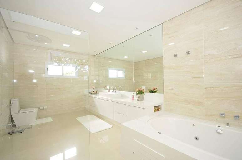 22. O banheiro dos sonhos tem espelho do tamanho da bancada e espaços amplos. Projeto por Belissa Corral.