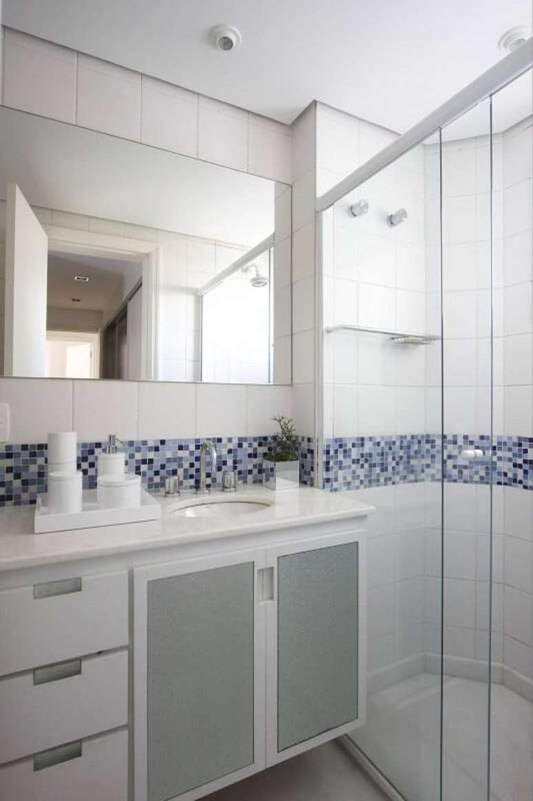 24. O espelho de banheiro simples fica bom com outros detalhes, como as pastilhas. Projeto por Leo Shehtman