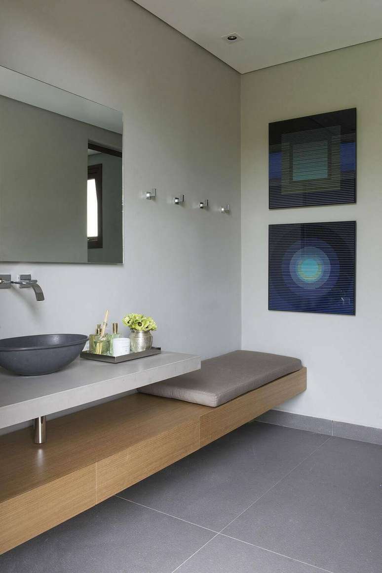 25. O espelho para banheiro acompanha as linhas retas e simples do ambiente. Projeto por Triplex Arquitetura
