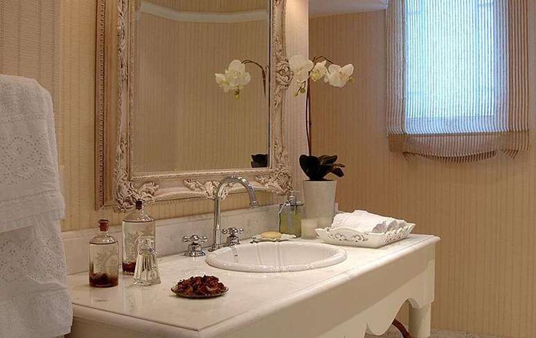 26. O espelho para banheiro com moldura antiga deixa o ambiente romântico e delicado. Projeto por Idalia Daudt