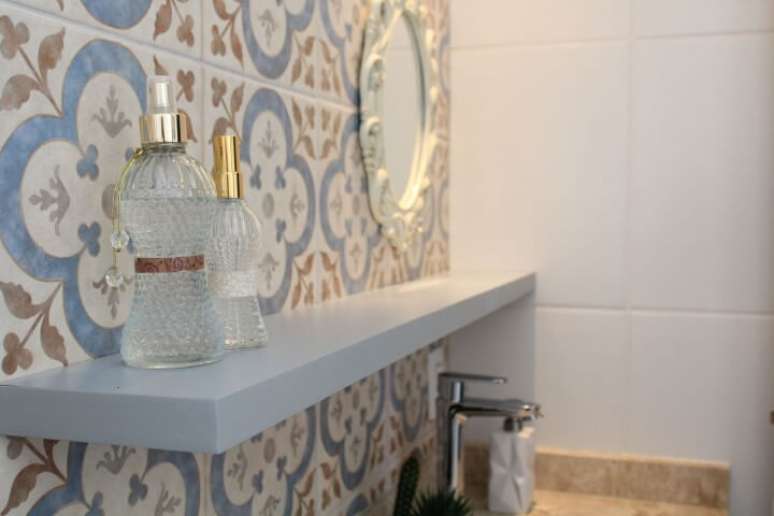 67. Espelho para banheiro romântico em parede com azulejos. Projeto de Casa On